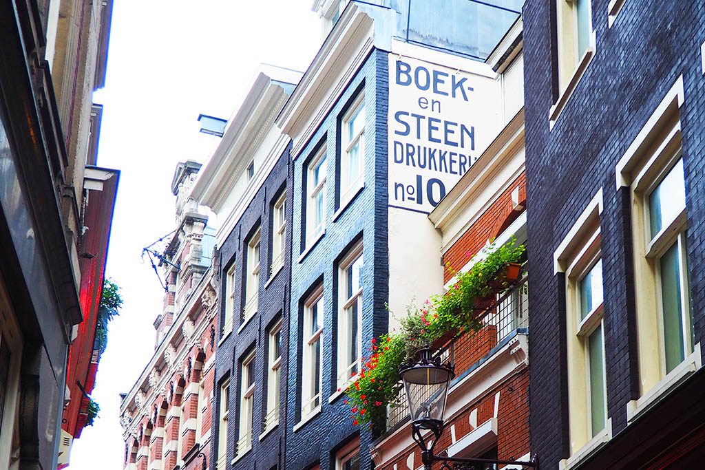 Customized private tour location example "Boek en Steen Drukkerij (Book and Stone Printer)" on historic Amsterdam building