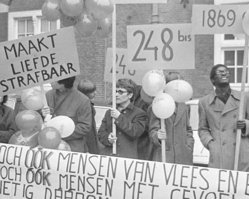 Demonstrators in the Hague disputing the 248bis laws