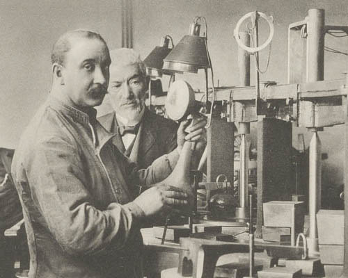 Early 20th-century photo at a workstation in the Asscher Diamond Factory