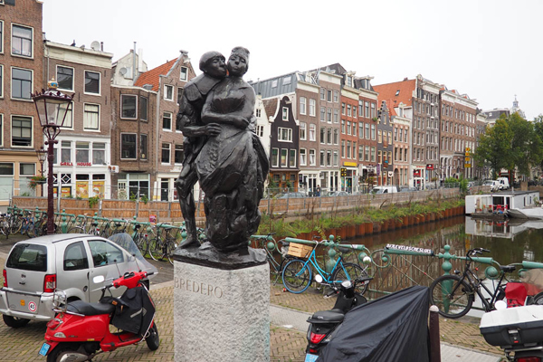 Bredero Statue in Nieuwmarkt